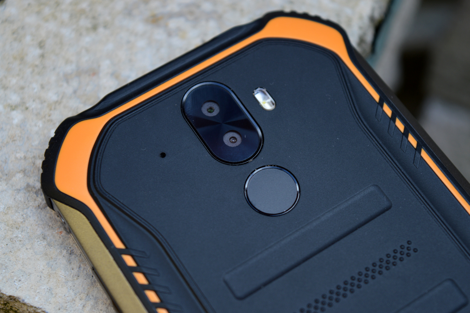 doogee s40 review rear camera and fingerprint scanner