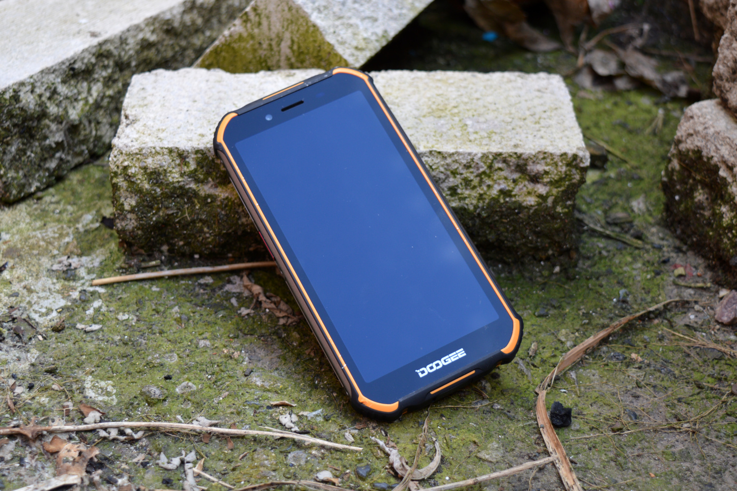 doogee s40 review sssh its tired and resting on a stone