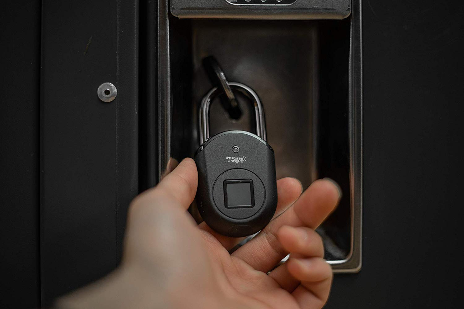 protect your stuff with a keyless fingerprint access tapplock lite padlock 04  1