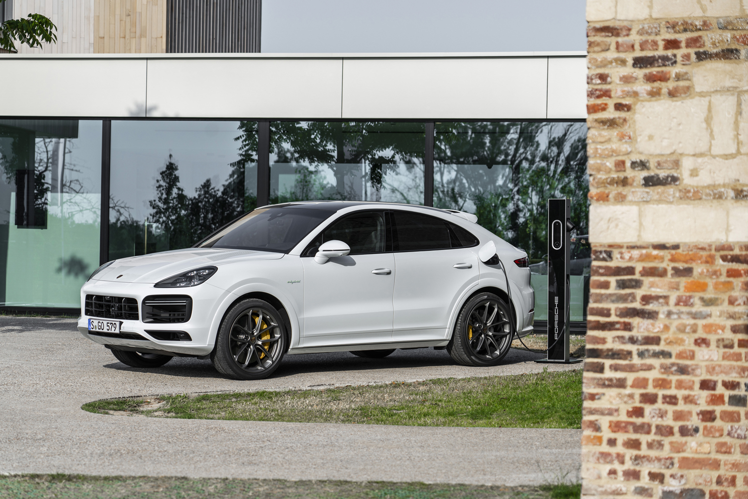 2020 porsche cayenne turbo s e hybrid delivers 670 hp electrified punch tseh 2