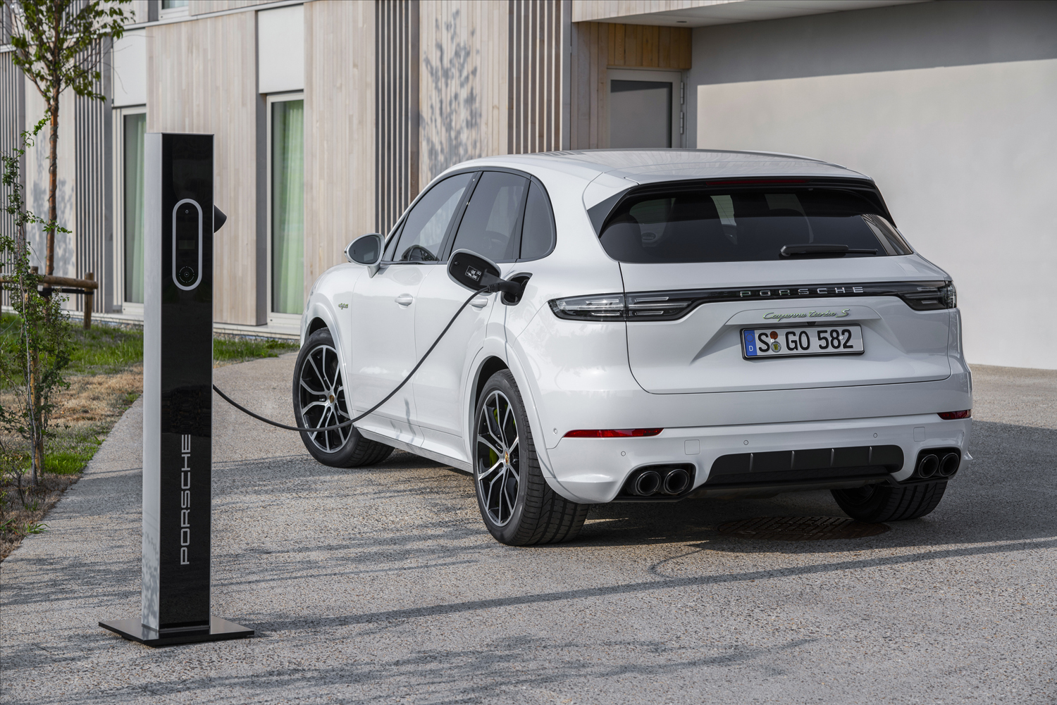 2020 porsche cayenne turbo s e hybrid delivers 670 hp electrified punch tseh 6