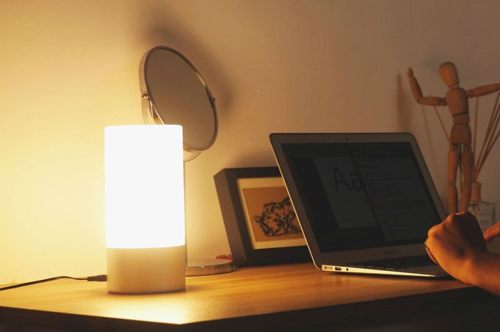 The Aukey Table Lamp beside a laptop.