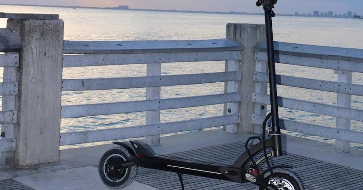 Be the Fastest Standing Commuter with the 40-MPH Mantis E-scooter ...