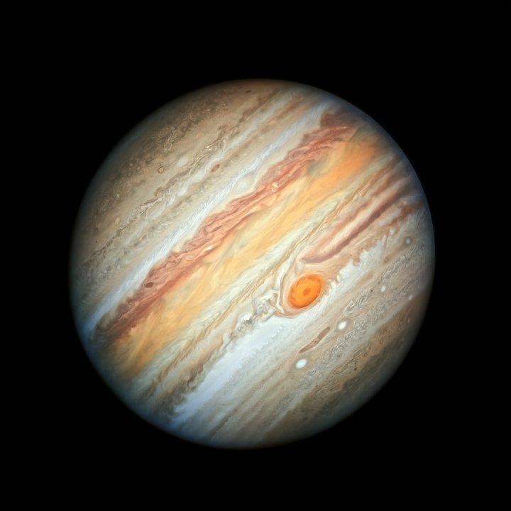 El Telescopio Espacial Hubble de la NASA/ESA revela la intrincada y detallada belleza de las nubes de Júpiter en esta nueva imagen tomada el 27 de junio de 2019 por la Cámara de Campo Amplio 3 del Hubble, cuando el planeta estaba a 644 millones de kilómetros de la Tierra, su distancia más cercana este año. La imagen muestra la Gran Mancha Roja característica del planeta y una paleta de colores más intensa en las nubes que se arremolinan en la turbulenta atmósfera del planeta que la vista en años anteriores. Las observaciones de Júpiter forman parte del programa Outer Planet Atmospheres Legacy (OPAL).