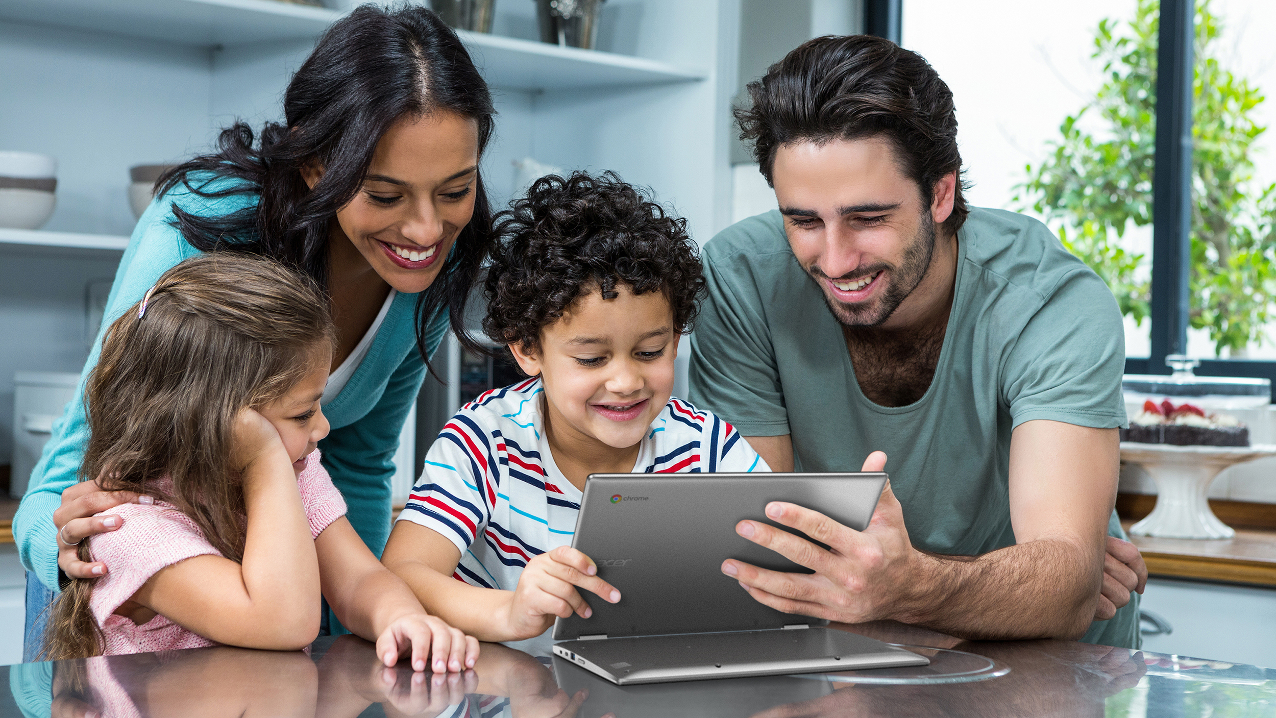 Parents control. Семья с ноутбуком. Счастливая семья с ноутбуком. Семья интернет. Семейная безопасность.