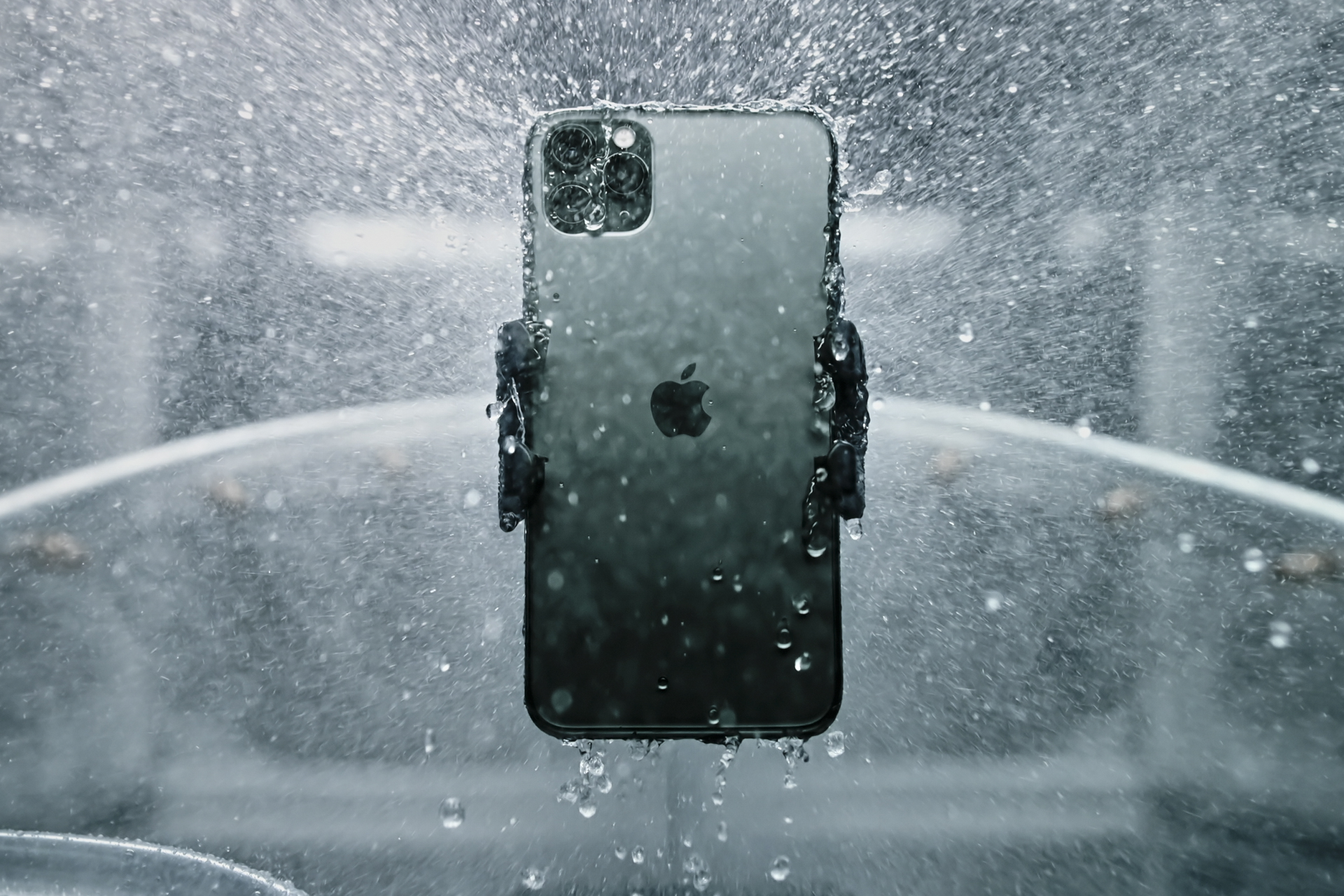 Apple iPhone 11 Pro e Pro Max tiro de herói embebido em água |  Palestra de abertura do evento da Apple em setembro de 2019