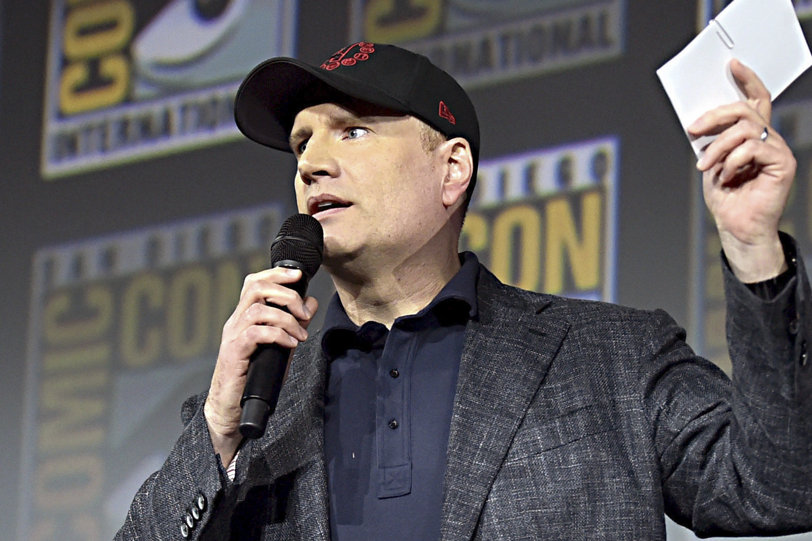 Kevin Feige falando no palco da Comic-Con 2019
