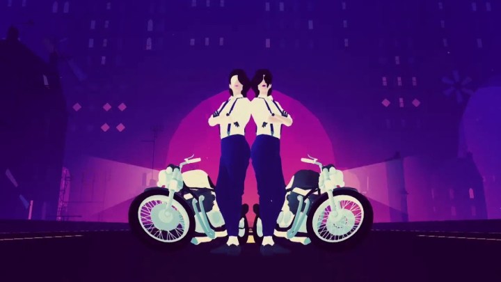Две жени, стоящи отзад до мотоциклети