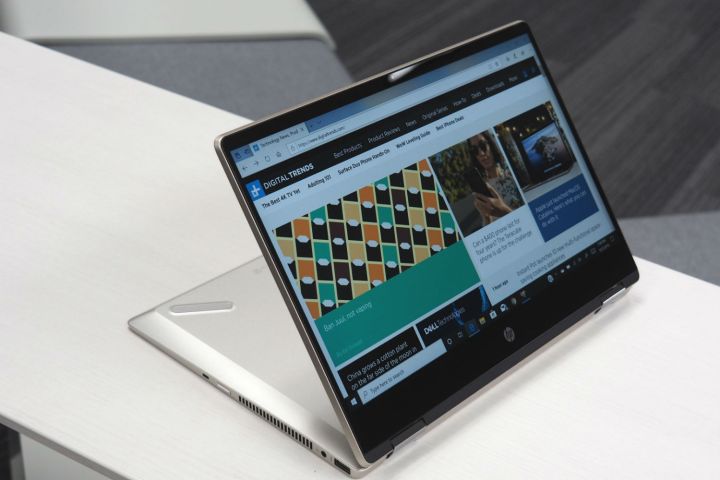 Laptop convertibile HP Pavilion x360 in modalità multimediale.
