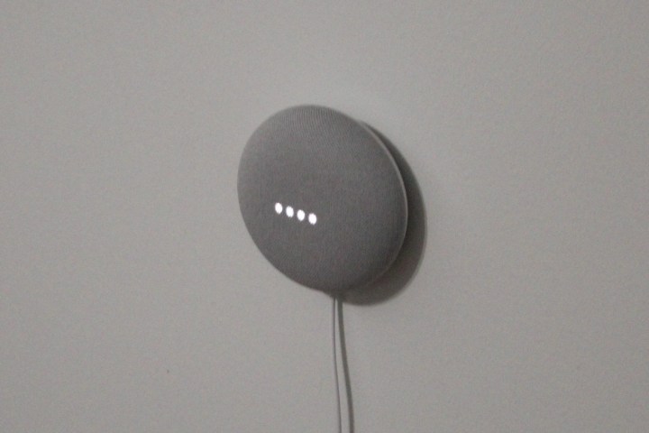 Google Nest Mini na parede
