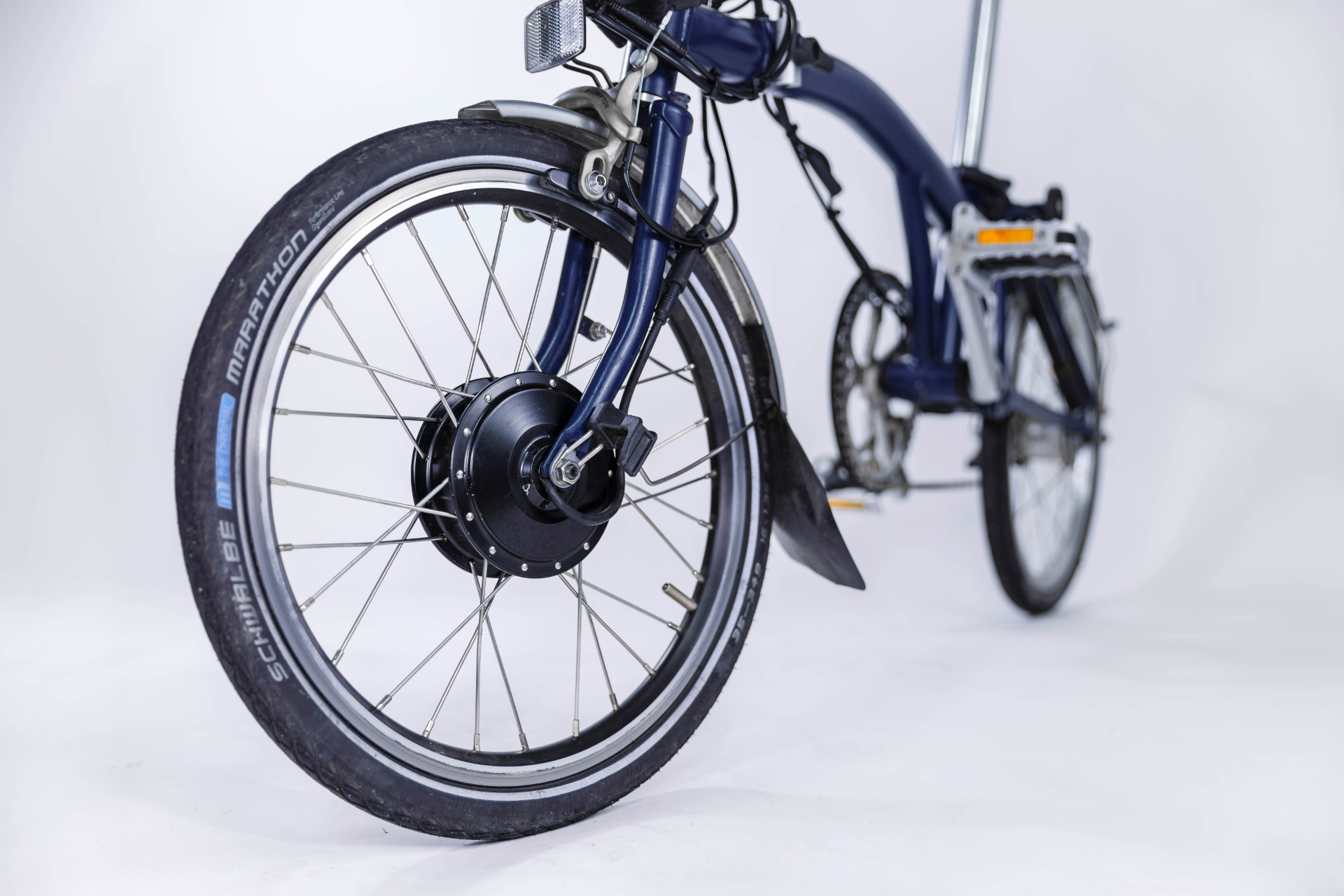 compact swytch kit converts any bike to an e for sustainable transport 5