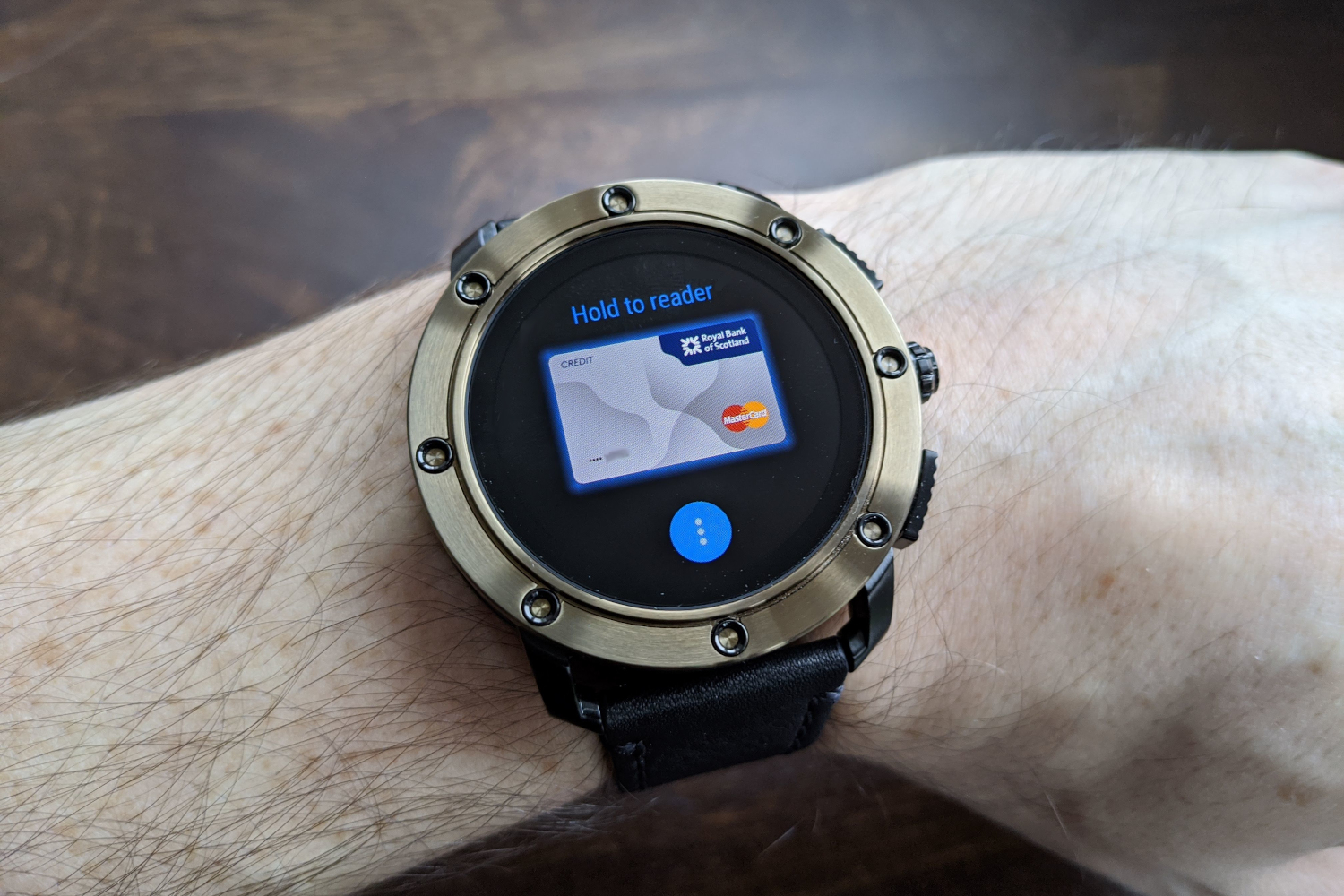 Google Pay Wear OS em um smartwatch. 
