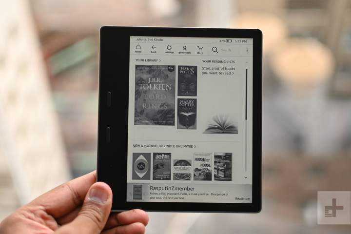 A person holding the Kindle Oasis with one hand.
