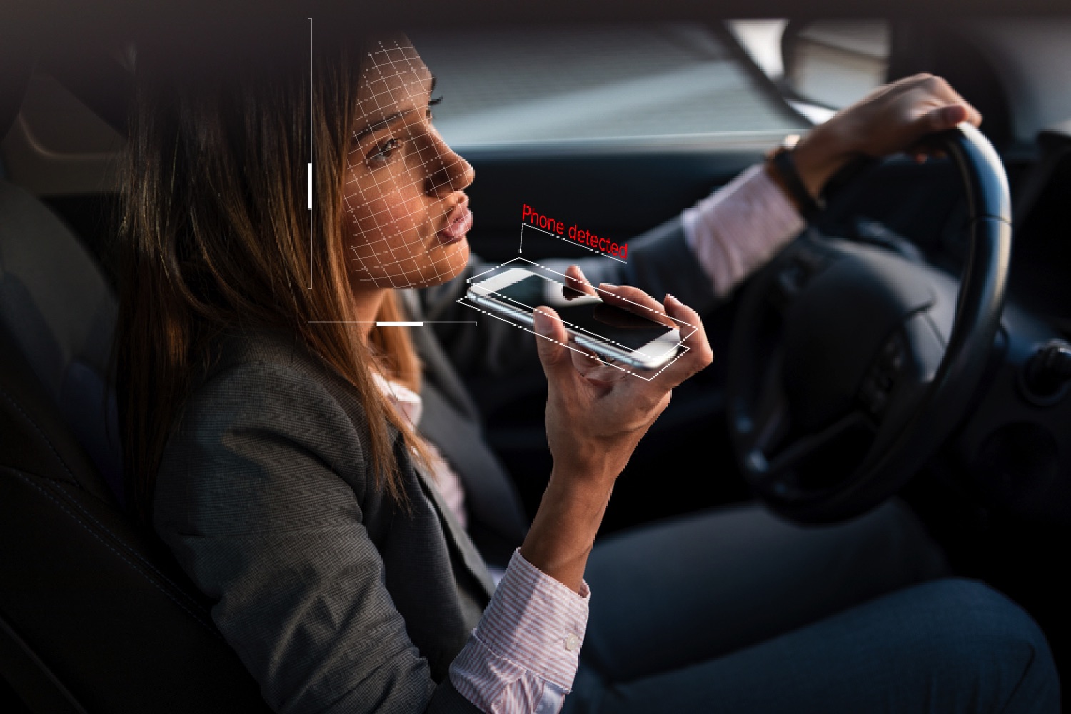 Водитель разговаривает по телефону. Разговор в машине. Человек в машине с телефоном. Девушка с мобильным телефоном. Курит за рулем.