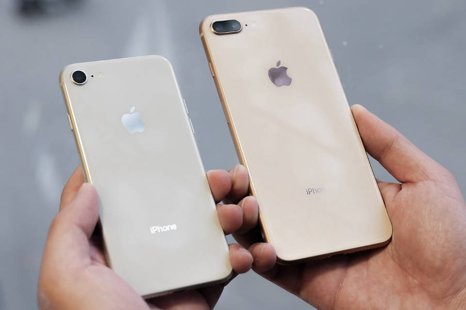 1280px iphone 8 silver and iphone 8 plus gold