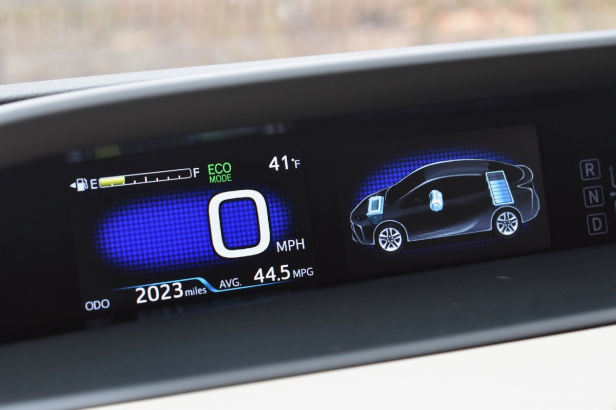 Цифровой дисплей Toyota Prius AWD-e 2020