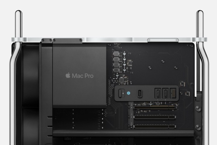 L'interno del Mac Pro di Apple, che mostra la sua scheda madre e alcuni slot di connettività.