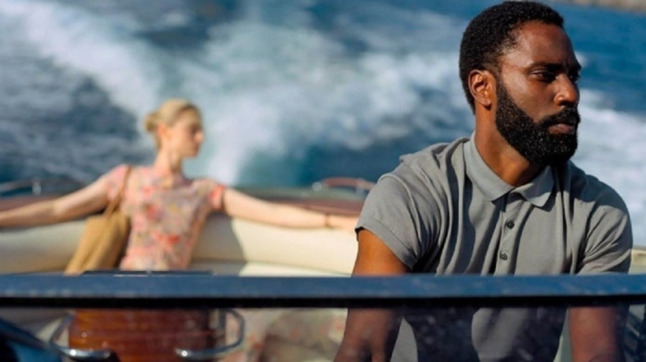 O Protagonista e Kat em um barco em Tenet.