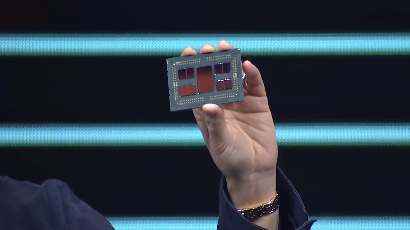 A CEO da AMD, Dra. Lisa Su, segurando um processador AMD Threadripper.
