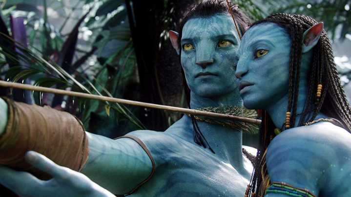Um alienígena masculino e feminino se preparam para lutar em Avatar.