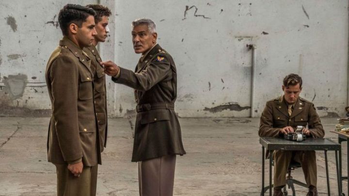 George Clooney les grita a dos soldados.