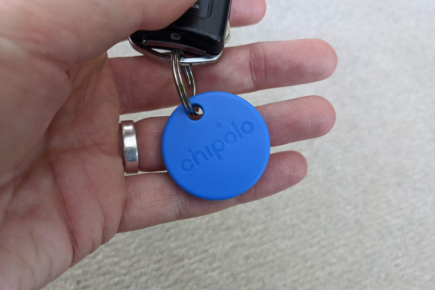 Chipolo ONE 2020 an den Schlüsseln in der Hand befestigt.