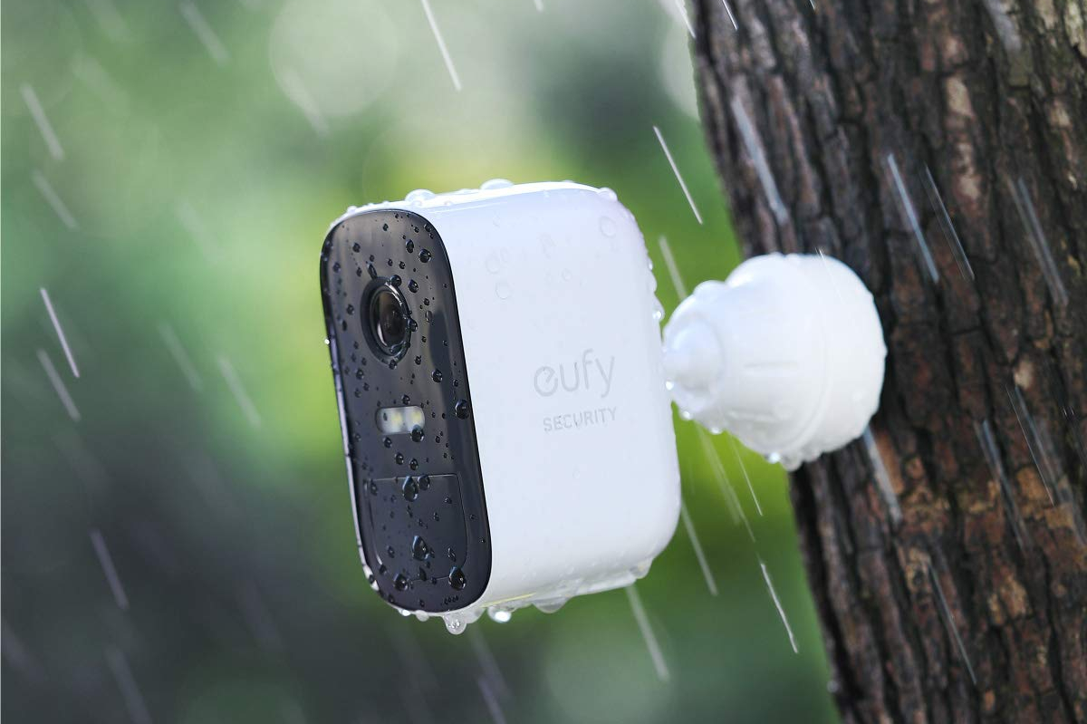 Câmera de segurança Eufy na chuva.