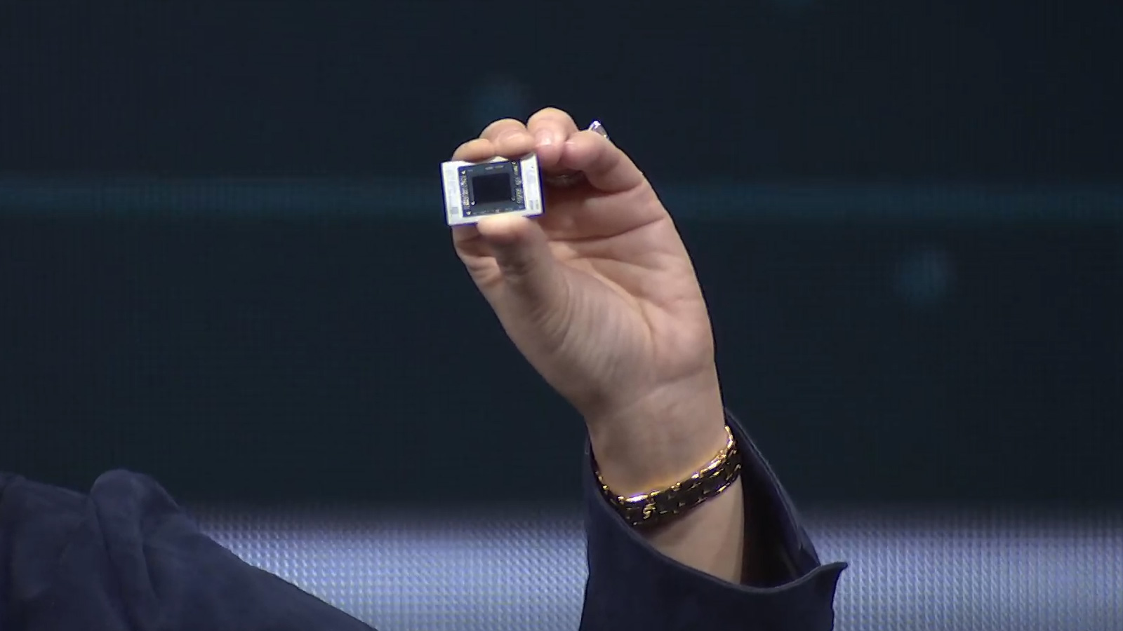 Chip Ryzen 4000 nas mãos do CEO da AMD.