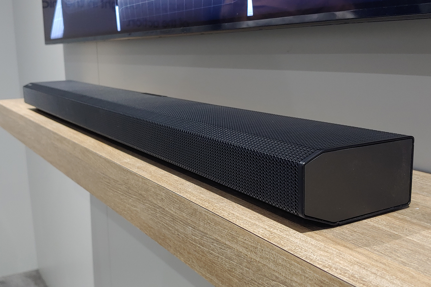 Samsung's Soundbar Pairs with QLED Speakers for Sound | Digital Trends