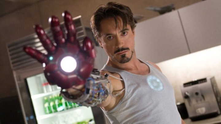 Robert Downey Jr. segura uma luva em Homem de Ferro.