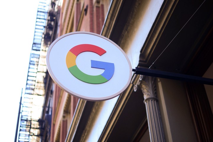 Google-Logo außerhalb eines städtischen Gebäudes.