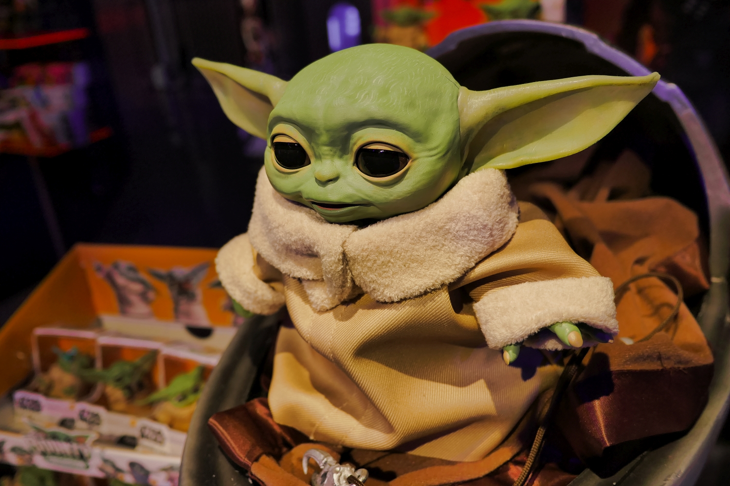 Behold, Baby Yoda! Hasbro reveals animatronic 'Child' and more from 'The  Mandalorian
