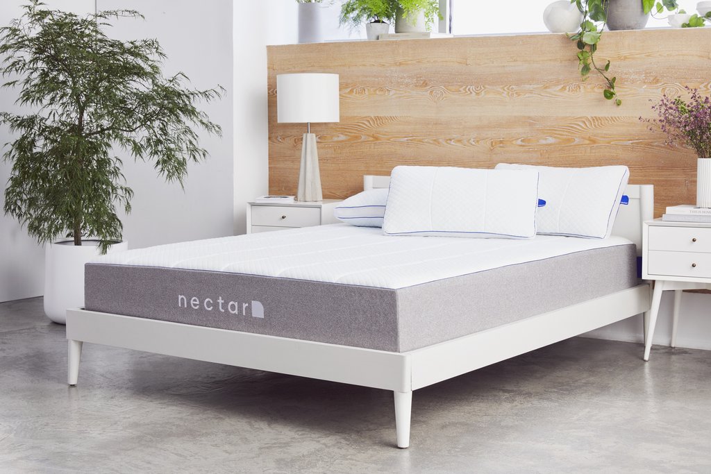Um colchão Nectar fica em uma estrutura de cama em um quarto.