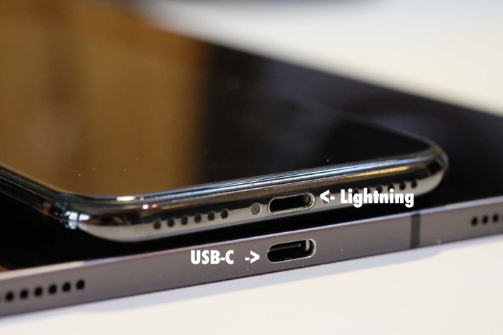 Portas USB-C e Lightning, lado a lado.