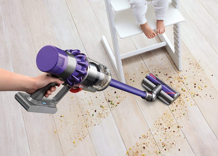 Aspirateur sans fil Dyson V10 utilisé dans un salon.