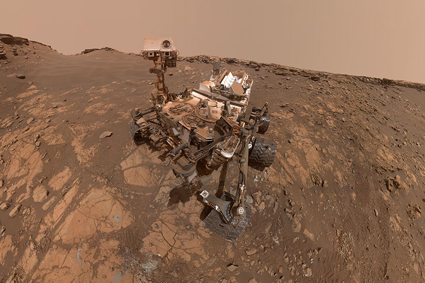 Un primer plano recortado de la selfie del rover Curiosity.