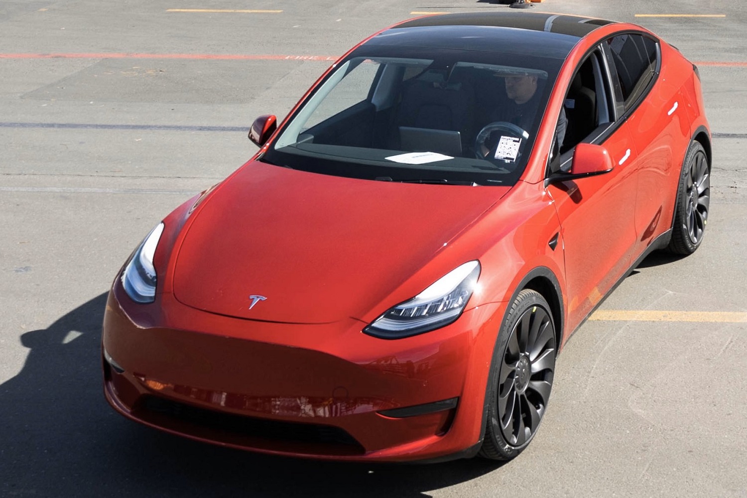 Tesla Model Y пока продается по самой низкой цене — но стоит ли вам ее покупать?
