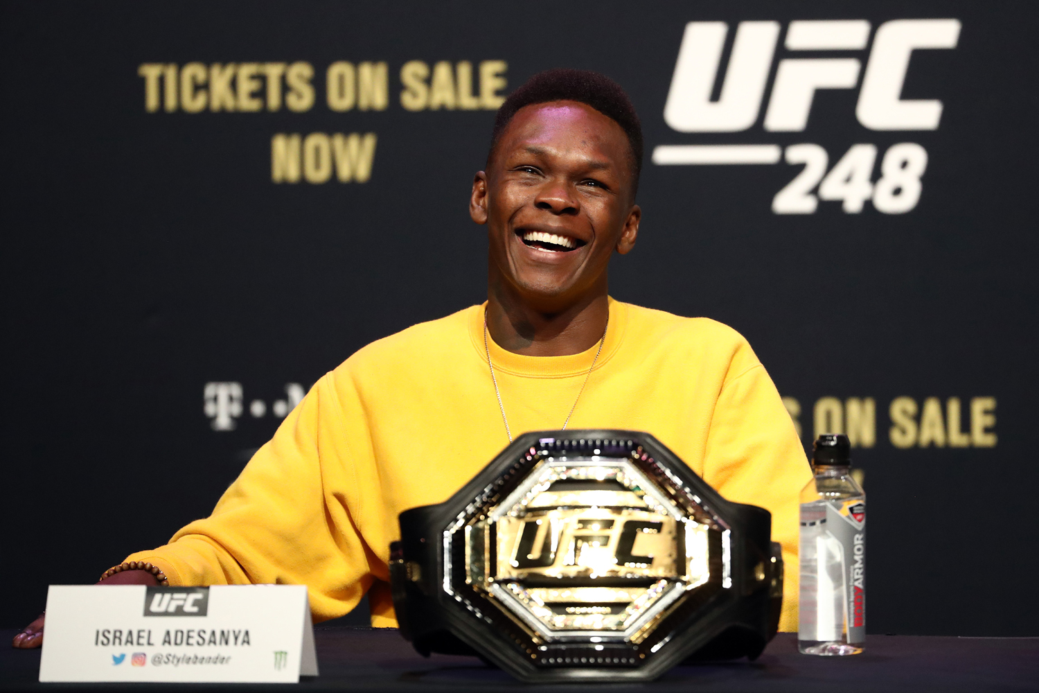 Israel Adesanya en un evento de prensa para UFC 248.