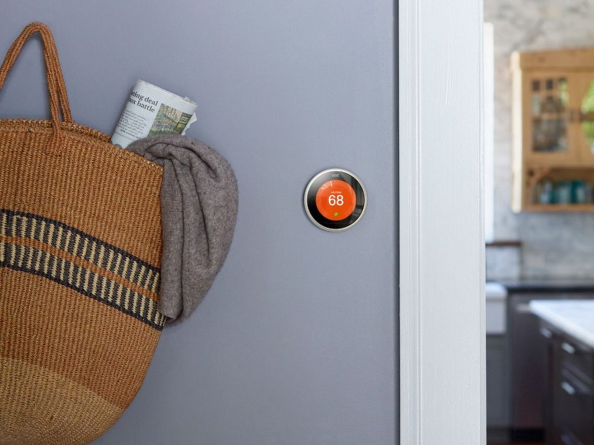 Google Nest Thermostat - 3ª geração em uma parede.