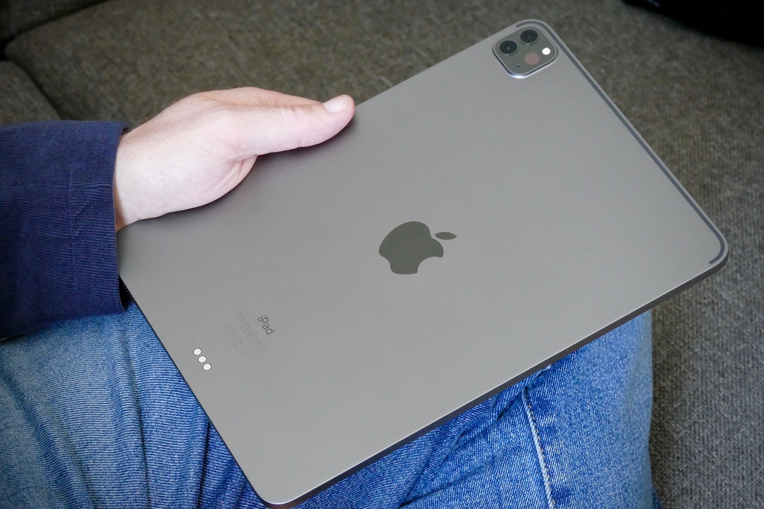 Una persona sosteniendo el iPad Pro 2020.