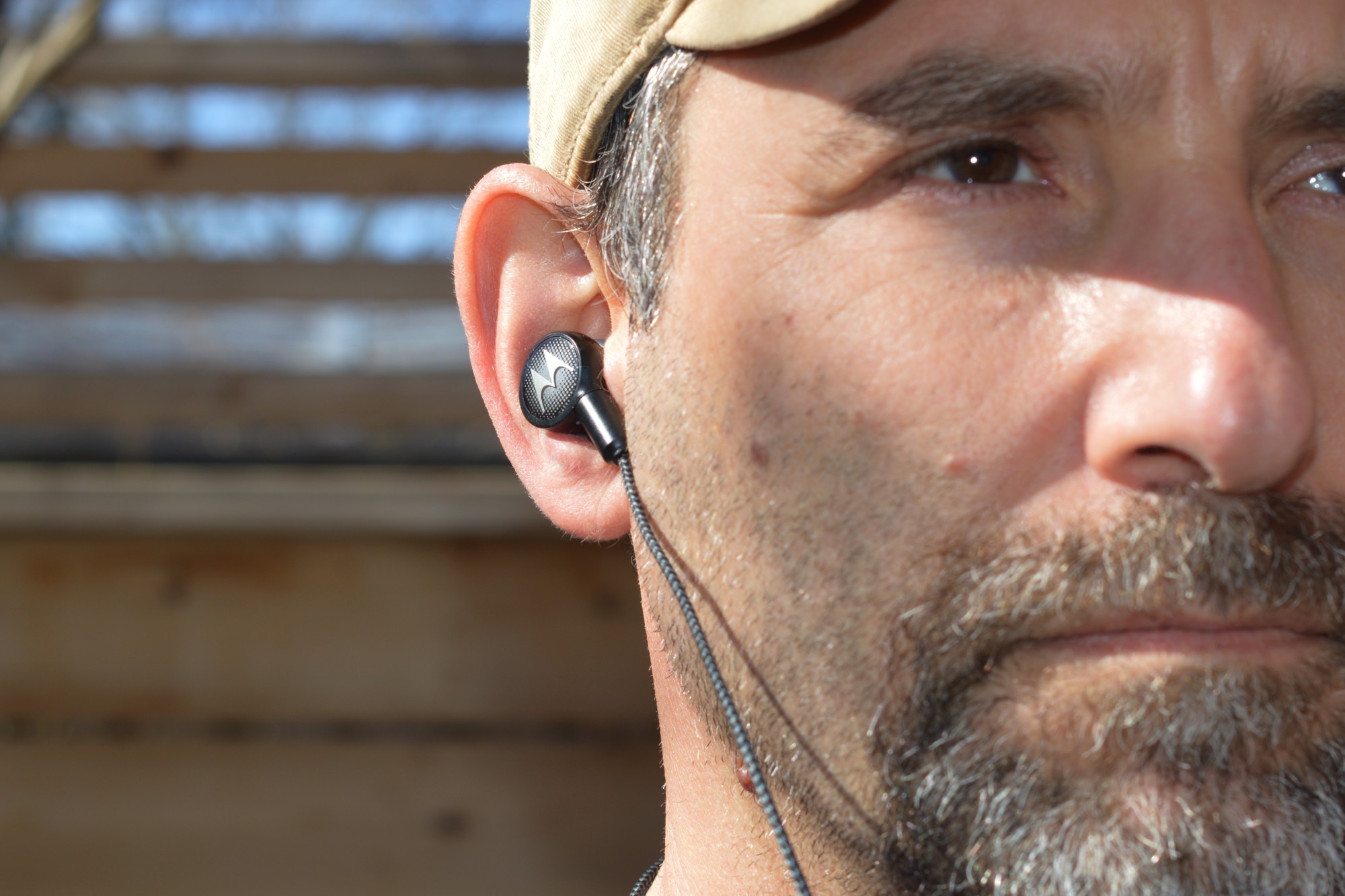 Motorola Tech3 Review: Hybrid Earbuds 