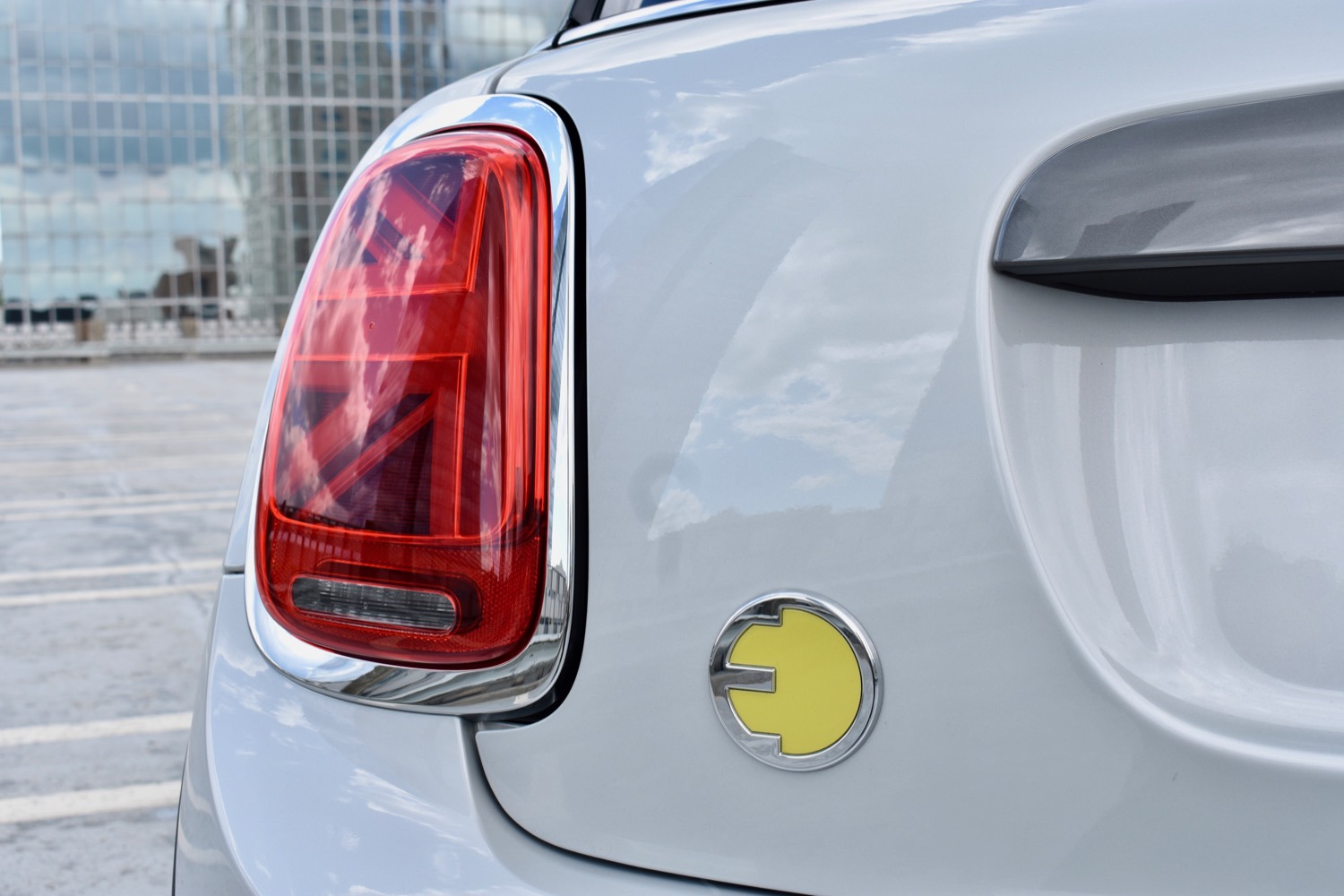 Значок электромобиля Mini Cooper SE 2020