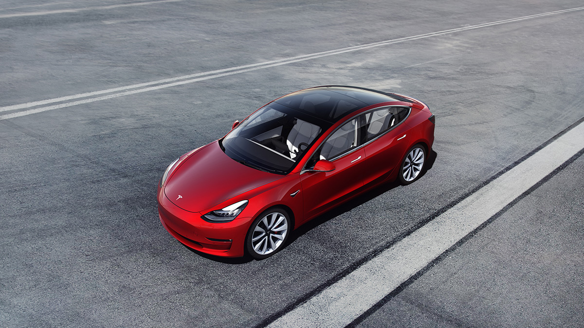 Um Tesla Model 3 em uma estrada. 