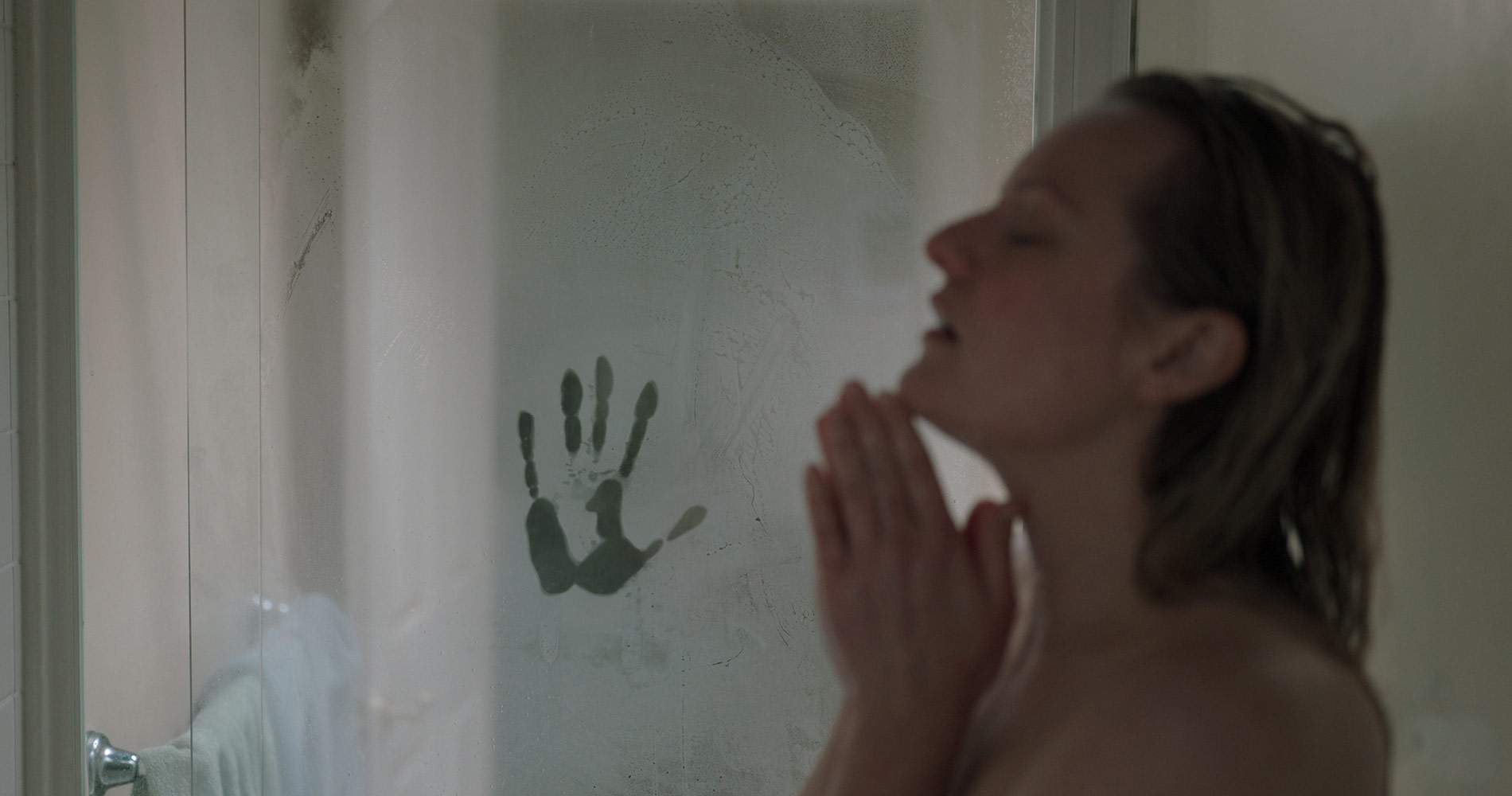 Cecelia tomando banho em "O Homem Invisível" no Amazon Prime.