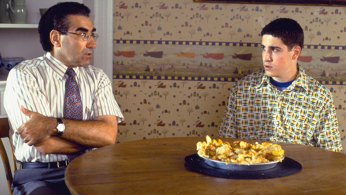 Pai e filho sentam-se à mesa no American Pie.