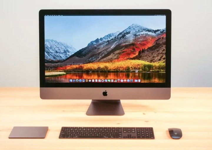 Apple iMac Pro ar dheasc, agus deasc macOS High Sierra ar an scáileán.