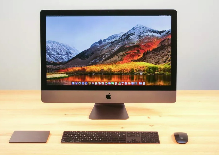 Ekranda macOS High Sierra masaüstü ile masa üzerinde bir Apple iMac Pro.