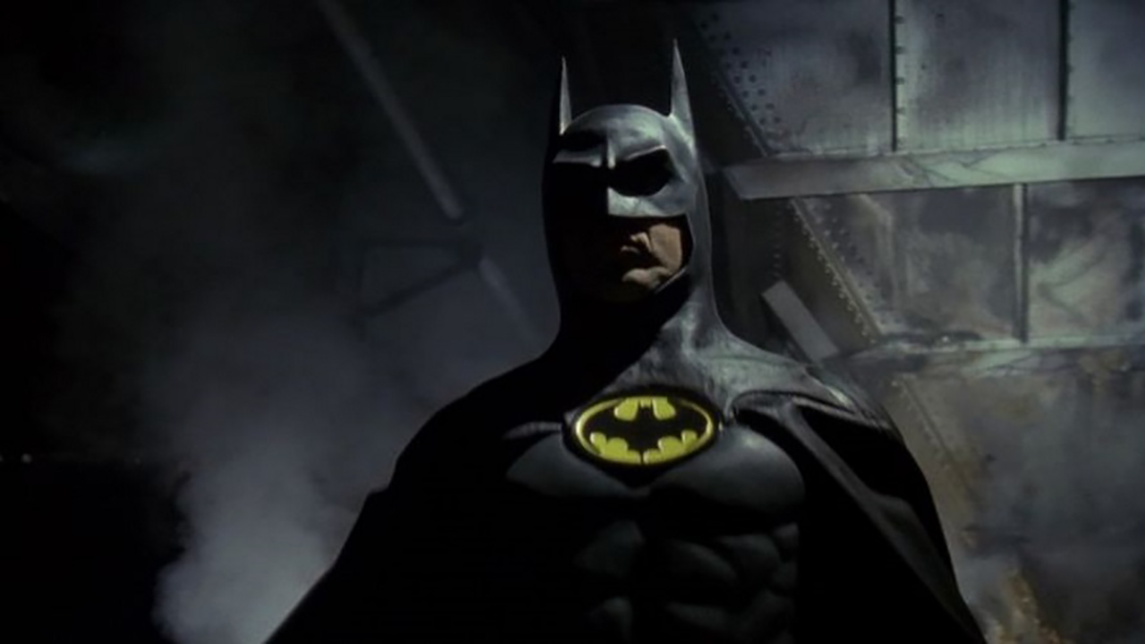 Micael Keaton como um Burce Wayne pensativo em Batman Returns