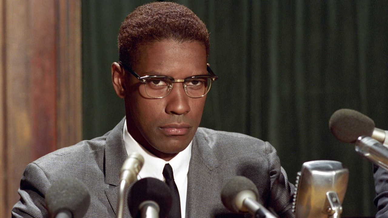 Denzel Washington fala para uma multidão como Malcolm X em “Malcolm X” (1992).
