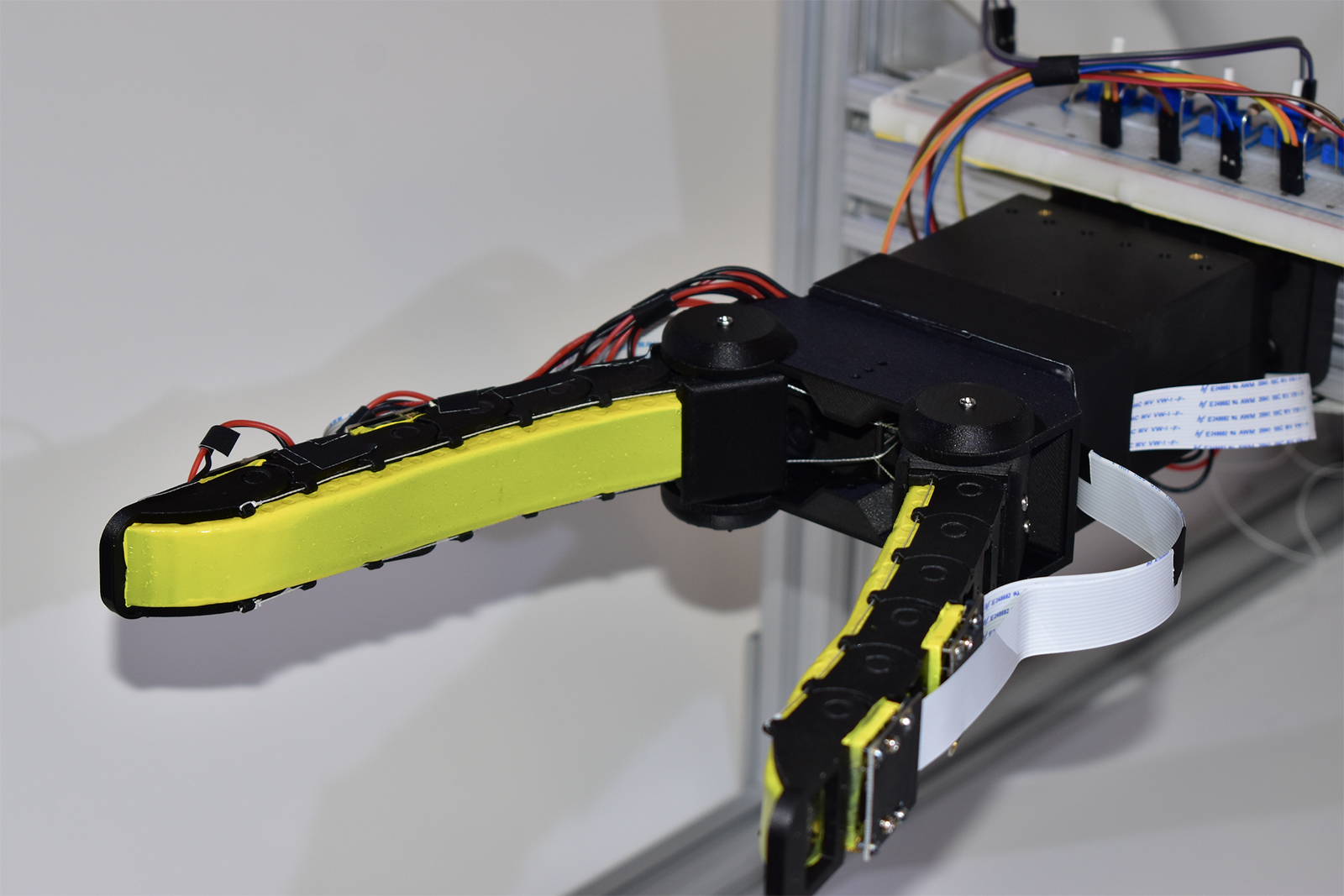 mit csail gelflex robot hand camera gripper closeup copy